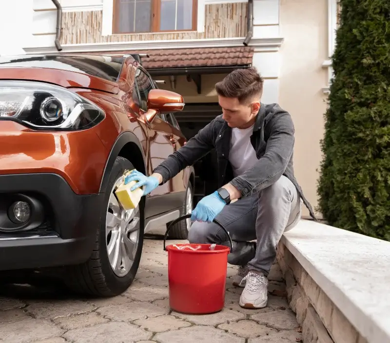 Lavage auto à domicile Chemiré-le-Gaudin : professionnel intervenant sur un véhicule